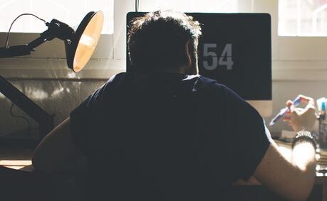 A posición sentada incorrecta é a causa do desenvolvemento da osteocondrose